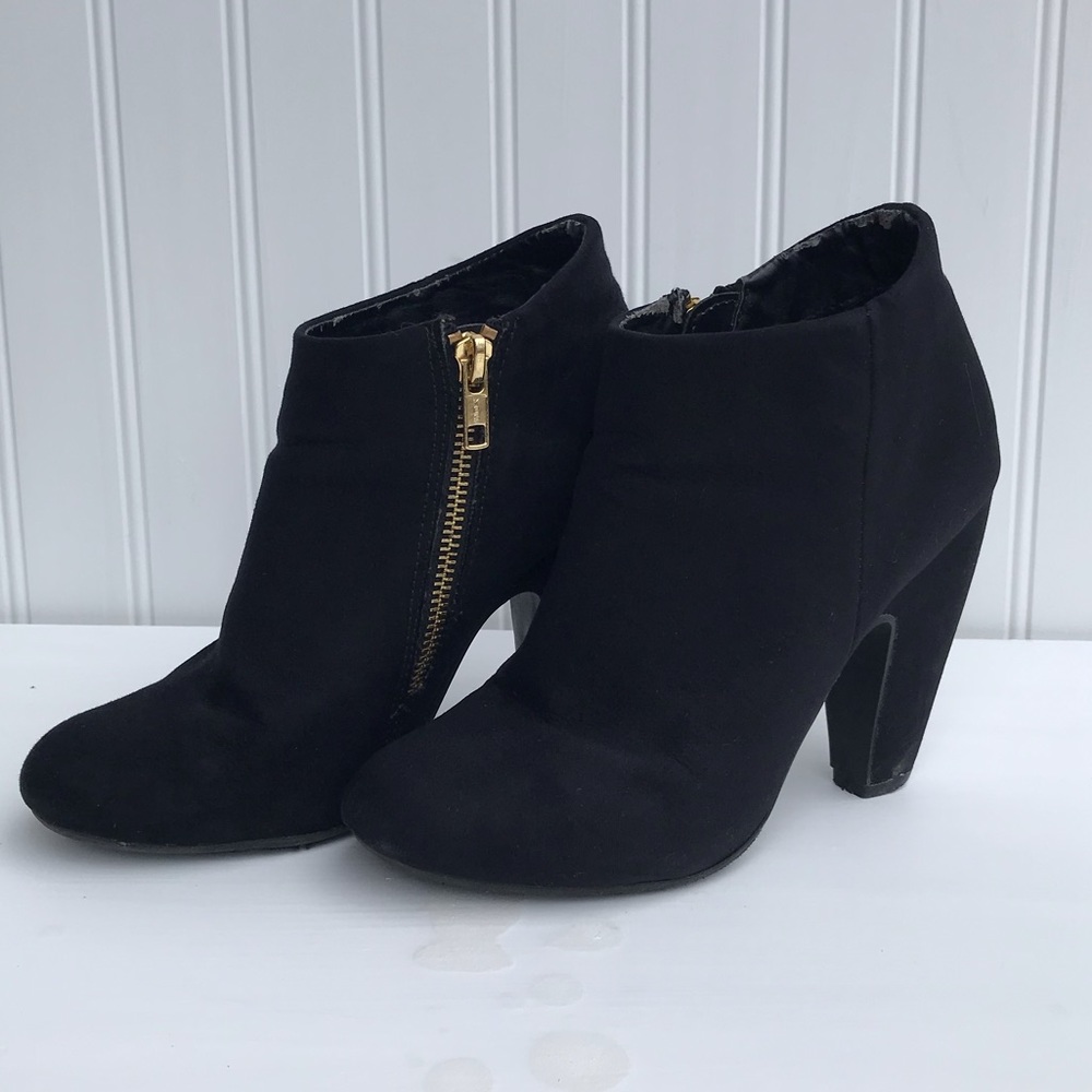 Black booties with Golden zipper🔥